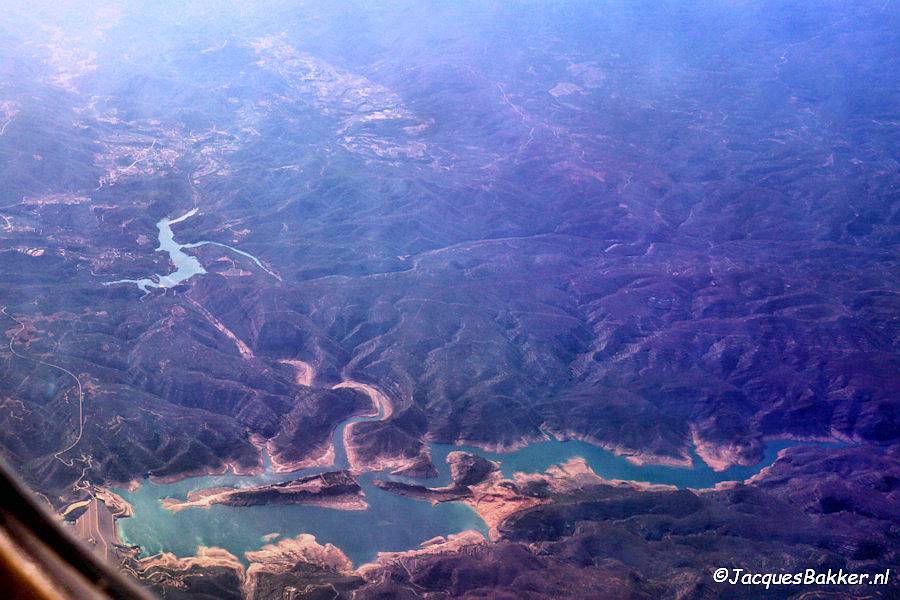 Embalse de Tous - Spanje. Als dit stuwmeer volledig gevuld is dan is er bijna geen zand zichtbaar. Je kunt op bovenstaande foto zien dat reeds setember was. 